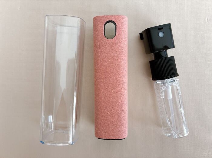 【ダイソー】リップ風なのに有能すぎ♡「シュッ→ゴシッ」でたった3秒スマホをリセット！