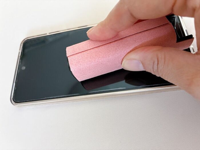 【ダイソー】リップ風なのに有能すぎ♡「シュッ→ゴシッ」でたった3秒スマホをリセット！