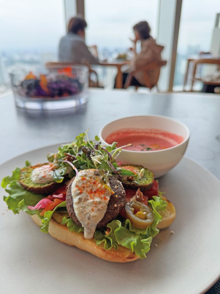 展示会の後、六本木ヒルズ 53階の「THE SUN & THE MOON」で ひとりランチ。