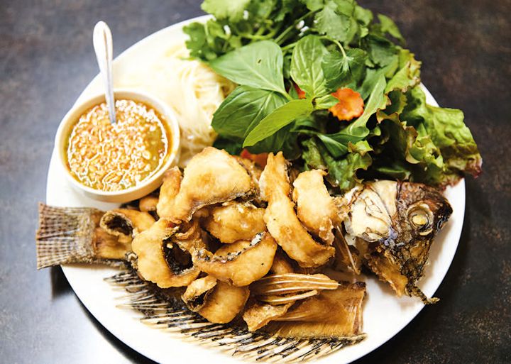 カラッと揚がった魚をハーブとともにタイ風味のタレで食べる、揚げ魚野菜包み