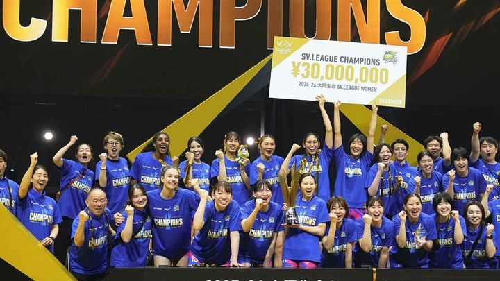 画像: ポーズとるＳＡＧＡ久光 バレーＳＶリーグ女子決勝 初優勝を果たしてポーズをとるＳＡＧＡ久光の選手ら＝横浜ＢＵＮＴＡＩ（共同）