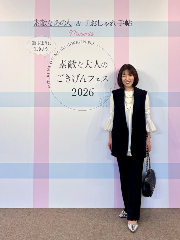 カットソー : ブルーイースト、レースキャミ : モン カビネ、パンツ：ガリャルダガランテ、バッグ : シャネル、シューズ : kenpogen