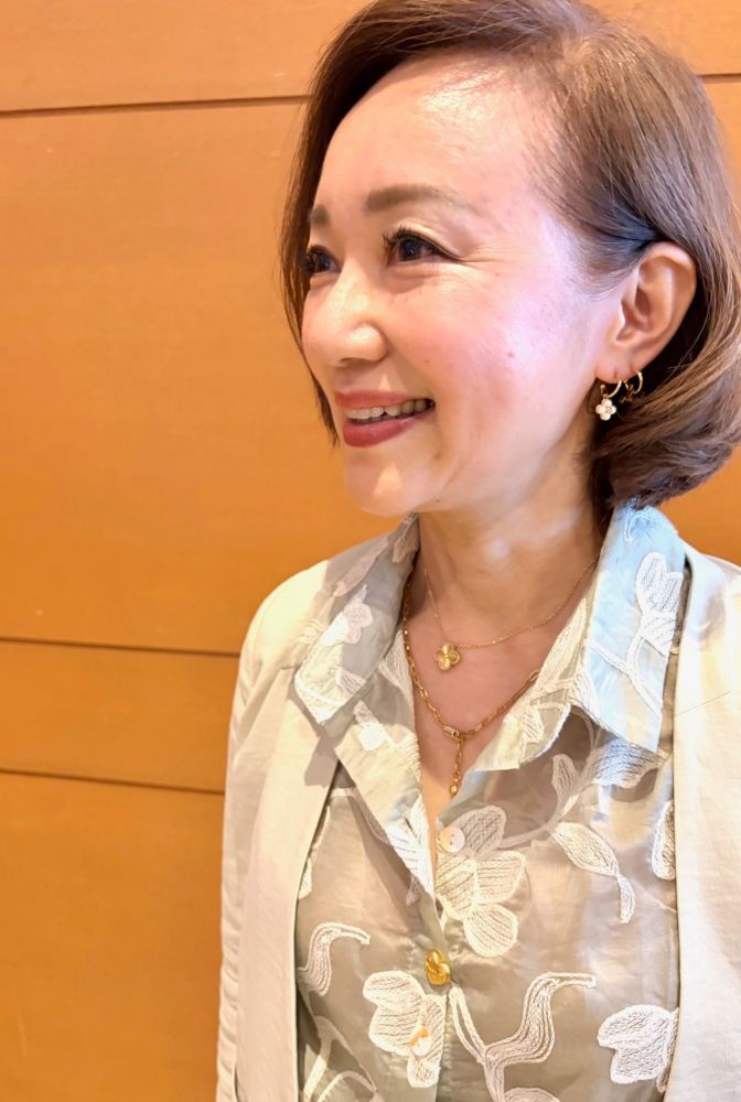 ネックレスはバンクリーフ、グロッセ