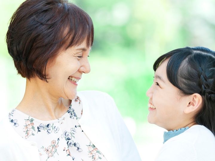 子どもが生まれ実家近くに引っ越した42歳女性。7歳長女をたびたび実家に預けていたが、あるとき母が娘に「聞き捨てならないこと」を言っていて……。時代錯誤の発言の連続に、女性は「もう実家を頼らない」と腹を括ったのだという。※サムネイル画像：PIXTA