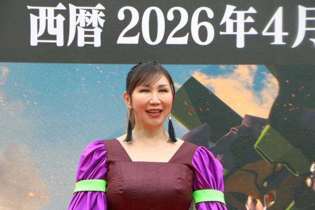 歌手の高橋洋子さんはオープン前の特別イベントで、代表作である「残酷な天使のテーゼ」と「魂のルフラン」の2曲を披露した