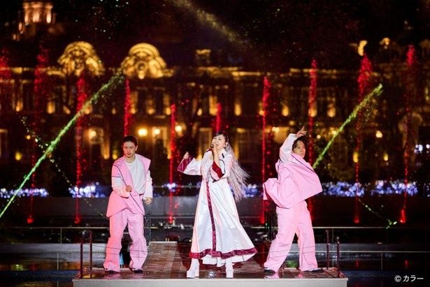 この日限り！高橋さんの歌声に合わせた噴水ショーやサーチライトの演出が行われた 画像提供：ハウステンボス
