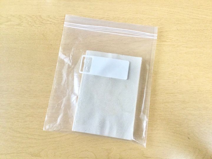 本をチャック付き袋に入れる