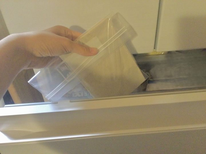 袋に入れた本を冷凍庫に入れる
