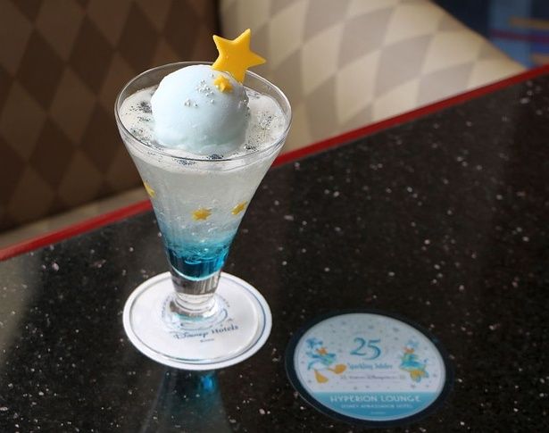 “海の魅力”から着想を得たという「ジュビリーブルー」をイメージしたドリンク「東京ディズニーシー25周年“スパークリング・ジュビリー”スペシャルドリンク」(1600円)も登場