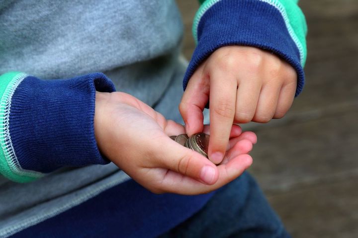 コインを数える子供