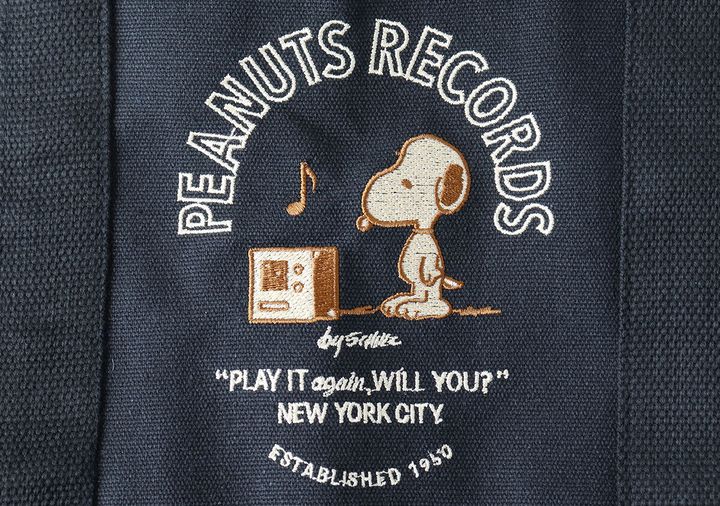 バッグのフロントに施されたスヌーピーとPEANUTS RECORDSの立体刺繍アップ