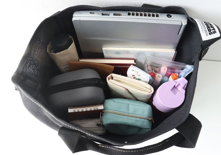 ノートPC・ペットボトル・財布・コスメポーチなどがたっぷり収まったバッグ内側の俯瞰