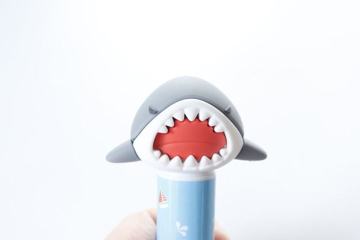 ダイソー スティックのり（アニマル、サメ） デザイン ディティール
