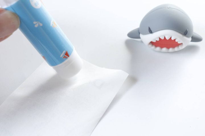 ダイソー スティックのり（アニマル、サメ） 使用例