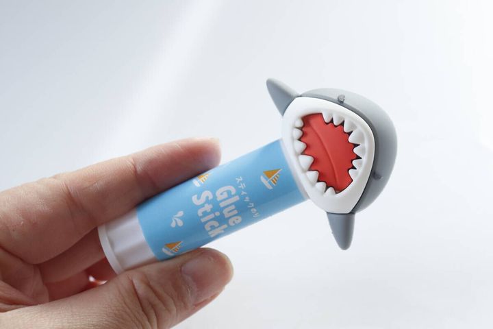 ダイソー スティックのり（アニマル、サメ）