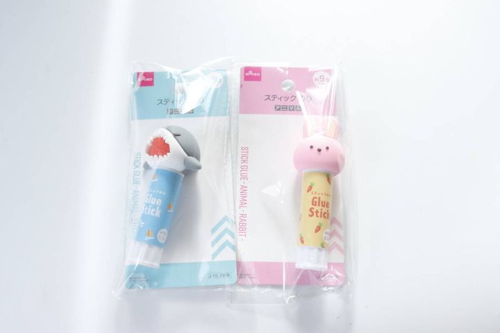 ダイソー スティックのり（アニマル、サメ） スティックのり（アニマル、うさぎ） パッケージ