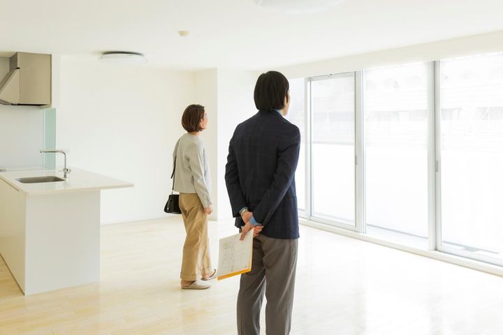 画像: 新築のはずが、床も壁も傷だらけ！ 業者「はぁ」庭でタバコを吸う始末。ついに我慢の限界が来た結果