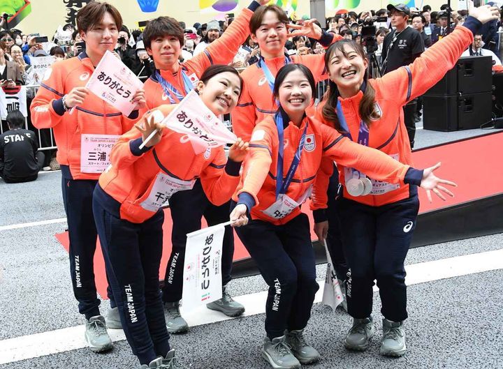 画像: 今季で引退する坂本花織選手らと記念撮影に臨む中井選手