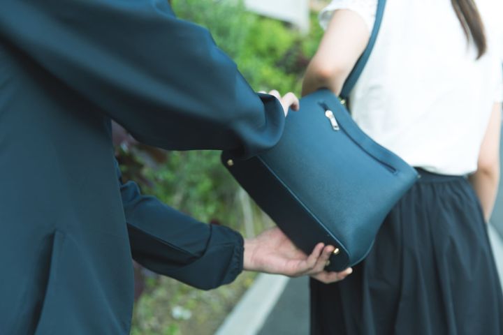 「無料だよ」とCDを渡してきても、一度受け取ると強引に金銭を要求されます