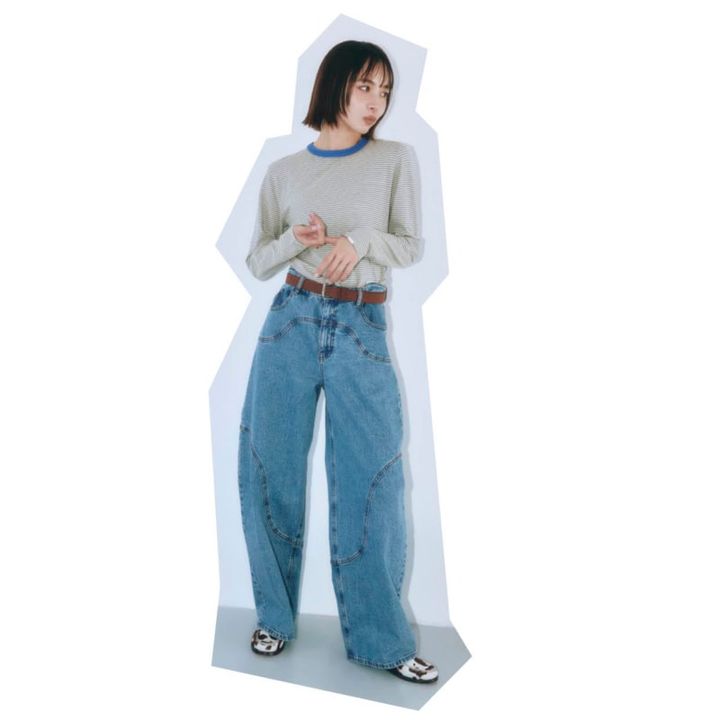 ロングTシャツ￥14,080（オブラダ／シンチ） デニムパンツ￥44, 000（バウム・ウンド・ヘルガーテン／S&T） ベルト￥17,380（テラ／ティースクエア プレスルーム） ローファー￥59,400（セサ／ピモンテ）
