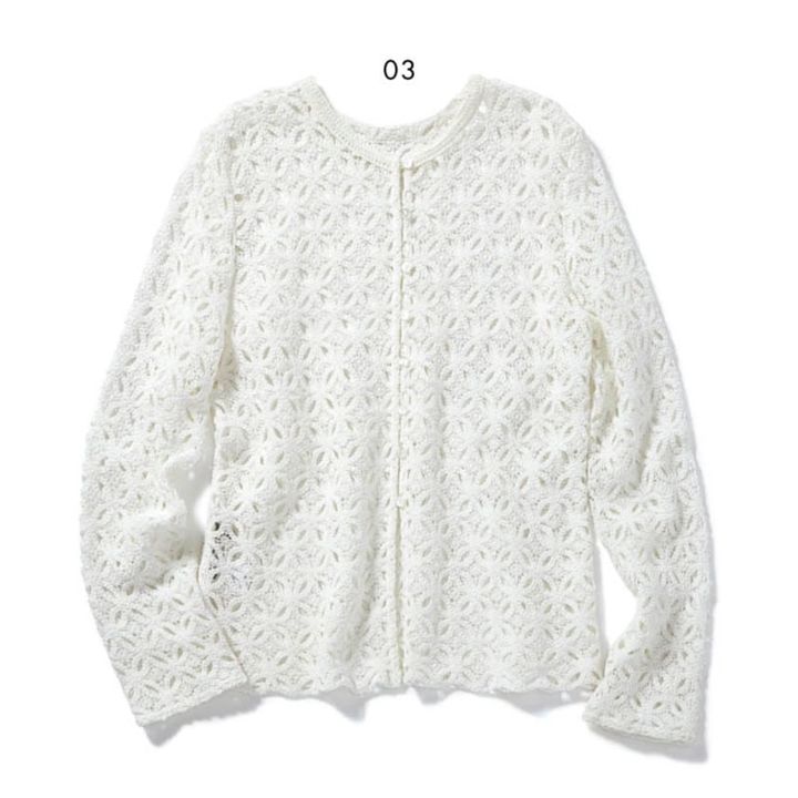 03_肌が露出しすぎない安心感のある厚みのラッセルレース。2wayプルオーバー￥7,990（アンフィーロ／オンワード樫山）