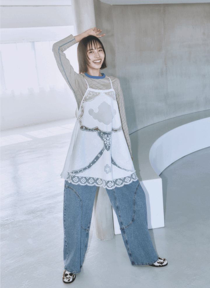 レースワンピース￥61,600（エリテ／ロンハーマン） ロングTシャツ￥14,080（オブラダ／シンチ） デニムパンツ￥44, 000（バウム・ウンド・ヘルガーテン／S&T） ベルト￥17,380（テラ／ティースクエア プレスルーム） ローファー￥59,400（セサ／ピモンテ）