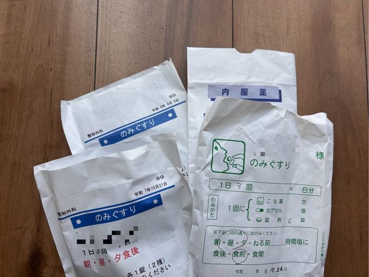 木のテーブルに置かれた使いかけの処方薬の薬袋