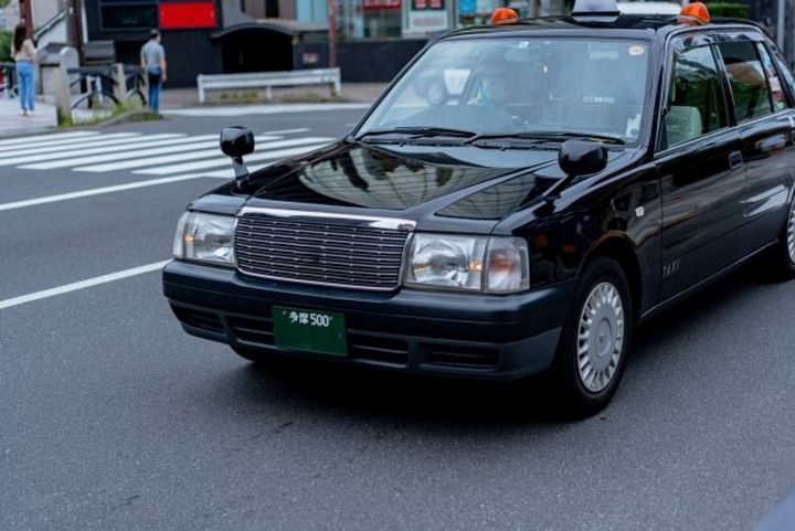 女性はタクシーを呼んで...（画像はphotoAC）