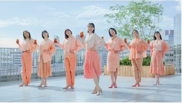 【写真】軽快な“お茶ダンス”を踊る井桁弘恵さん