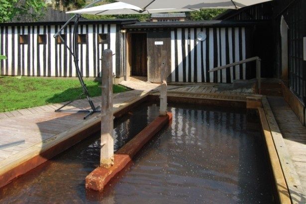露天の湯舟は32度で、炭酸濃度が高くいわゆる“ラムネ温泉”と呼ばれている 画像提供：ラムネ温泉館