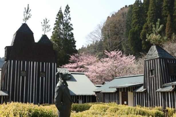 中庭に建つ「オンリーワン」の像もユニーク！ 画像提供：ラムネ温泉館
