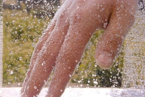 【写真】見よ！びっしりと泡が付いた手を！つかると銀色の小さな泡に体が包み込まれる 画像提供：ラムネ温泉館