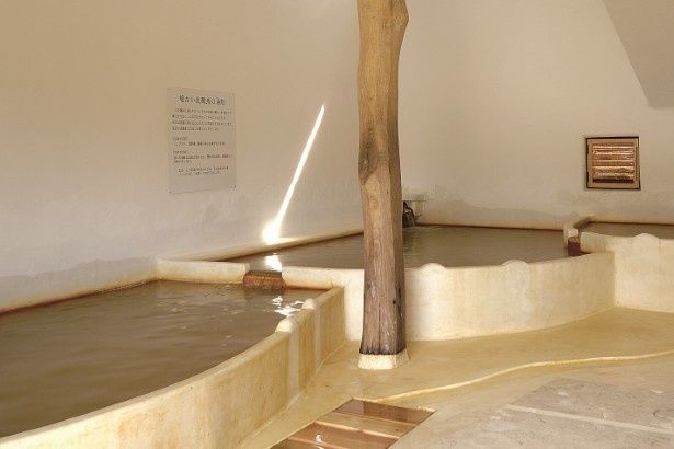 内湯は42度。黄色がかった濁り湯が特徴 画像提供：ラムネ温泉館