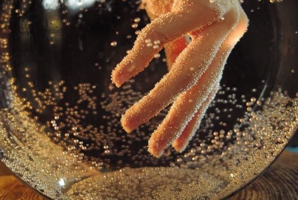 泡は取っても取っても付いてくる！新鮮さの証である 画像提供：ラムネ温泉館