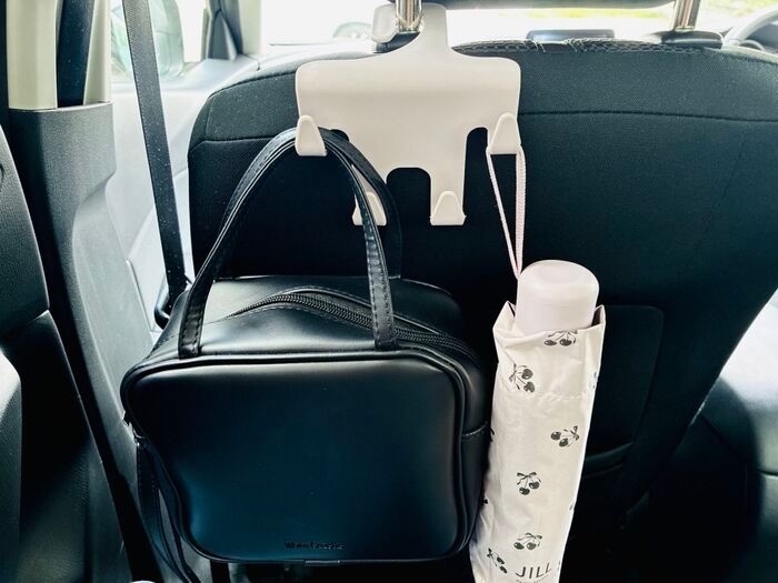 【セリア】後部座席に効果バツグン！〈狭い車内の救世主〉首も痛くならないスグレモノ♡