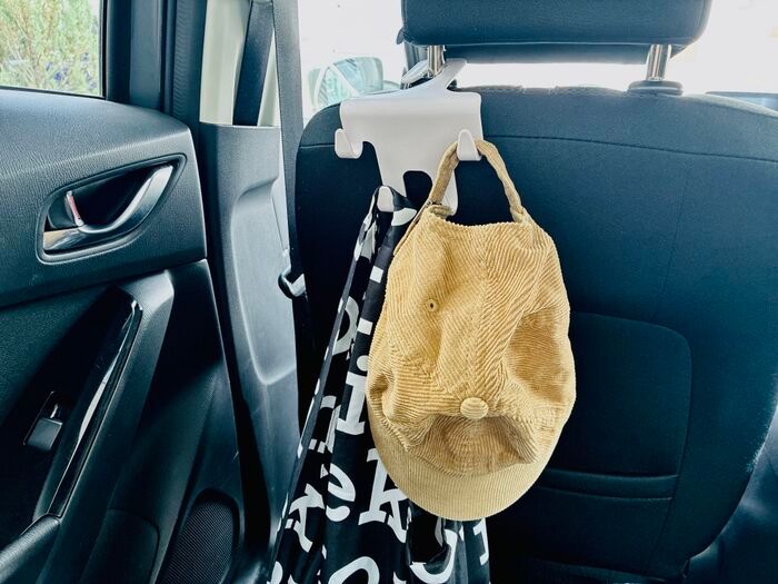 【セリア】後部座席に効果バツグン！〈狭い車内の救世主〉首も痛くならないスグレモノ♡