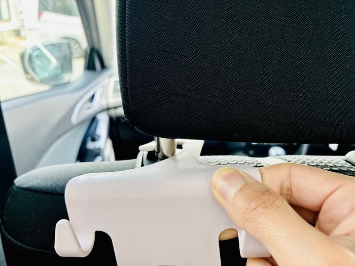 【セリア】後部座席に効果バツグン！〈狭い車内の救世主〉首も痛くならないスグレモノ♡