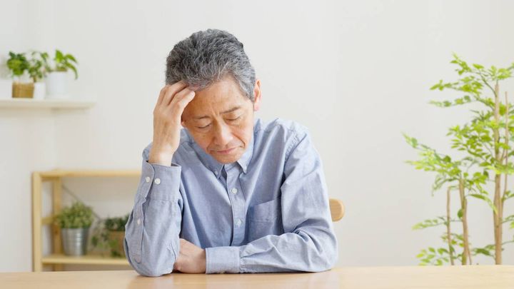 悩む人