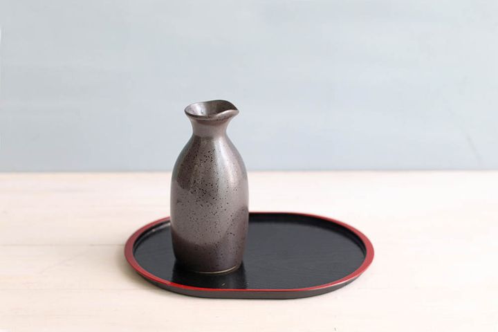お盆の上に徳利を置く