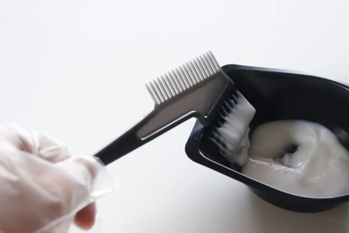 ダイソーのヘアカラー用3点セットのトレイとコーム付きブラシと手袋