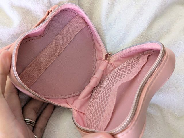 Peony Special Bookのハートキルティングポーチを開いた内側全体のようす