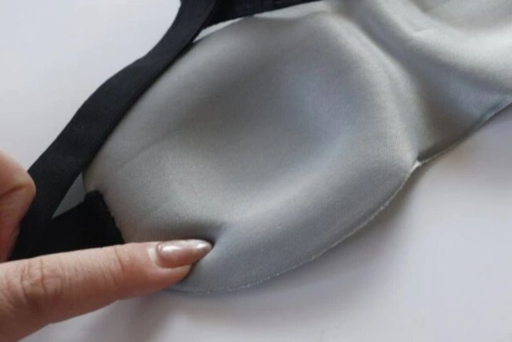 ダイソーの立体型クッションアイマスクは肉厚でやわらかい