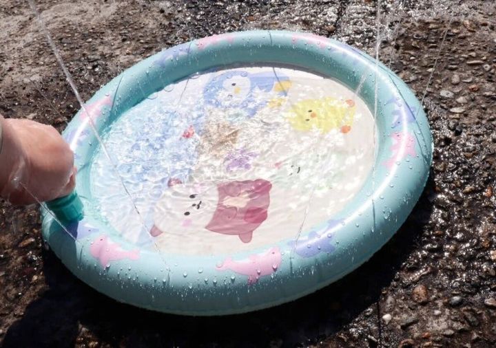 ダイソーの噴水マットのフチから水が飛び出す様子