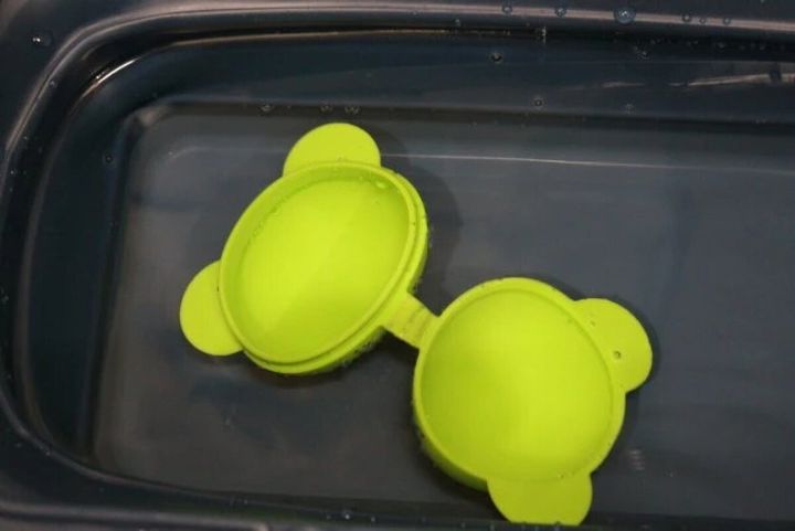 ダイソーのリユーザブル水風船 動物セットに水を入れる様子