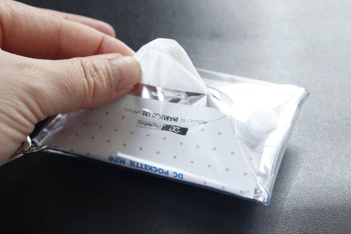ダイソーのカラビナ付ティッシュミニポーチの使用例