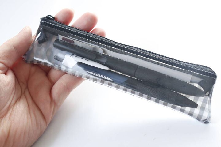 ダイソー ギンガムチェックペンケース（ミニ、ベージュ、グレー、黒） 使用例 ボールペン