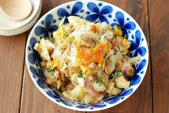 青い花柄の器に盛り付けられた新じゃがの焼きポテトサラダの俯瞰