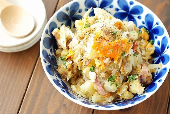青い花柄の器に盛り付けられた新じゃがの焼きポテトサラダ