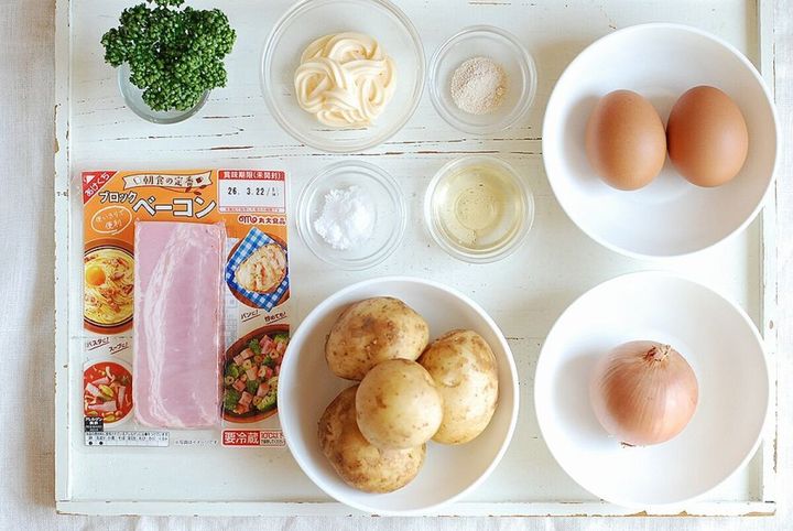 焼きポテトサラダの材料を白いトレイに並べた俯瞰