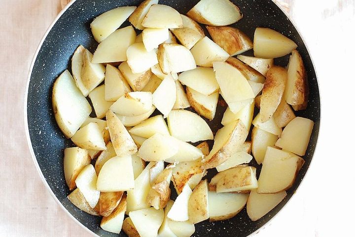 フライパンで皮目を下にして蒸し焼きにした新じゃがいも